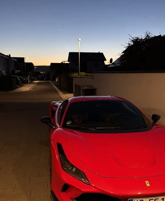 Roter Ferrari in der Abenddämmerung