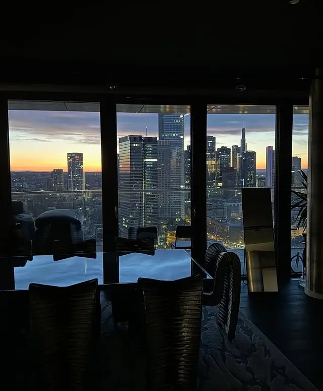 Blick aus einem Apartment auf die Skyline bei Sonnenuntergang