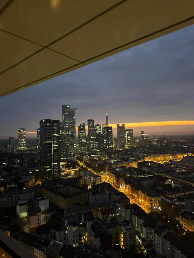 Abendlicher Blick über die Skyline einer Großstadt