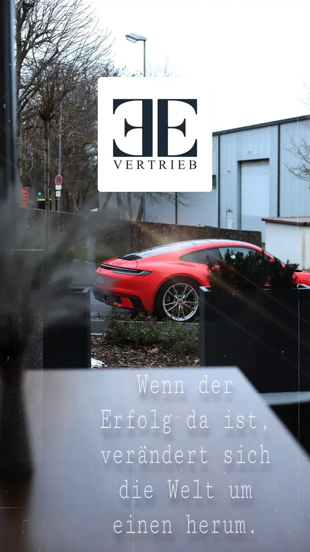 Roter Porsche vor dem Logo von EE Vertrieb, dazu der Satz: Wenn der Erfolg da ist, verändert sich die Welt um einen herum.