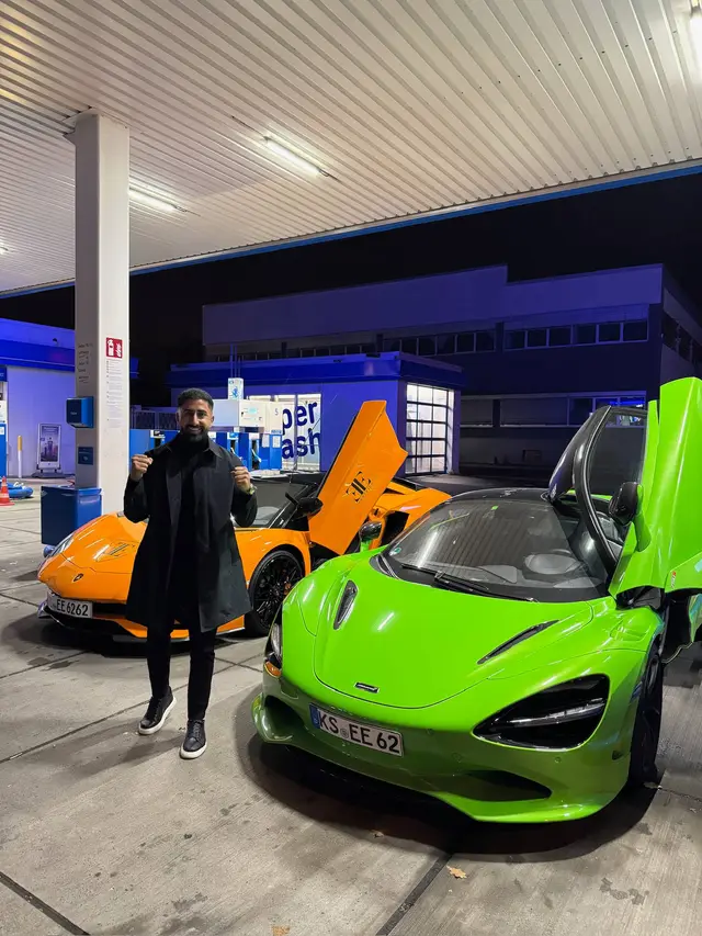 Grüner McLaren und orangefarbener Sportwagen an einer Tankstelle