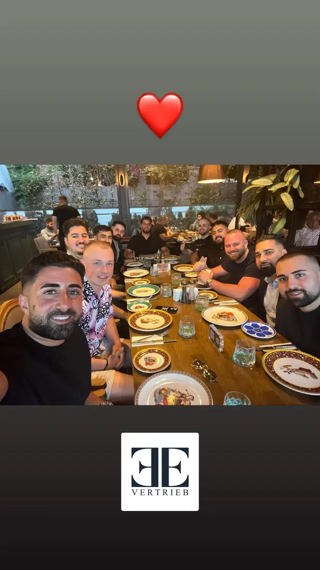 Das Team beim gemeinsamen Essen