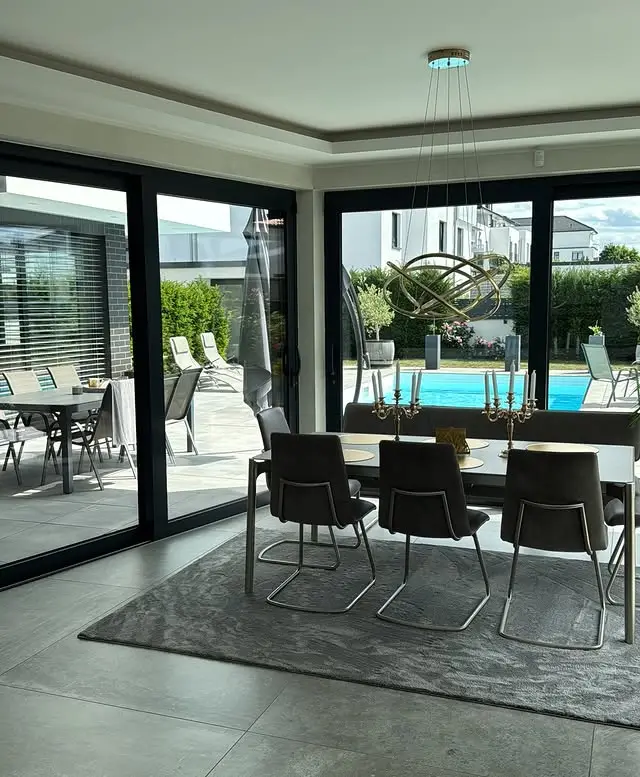 Essbereich einer Villa mit Blick auf den Pool