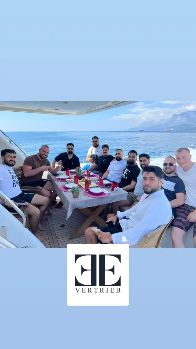 Das Team beim Essen an Deck einer Yacht